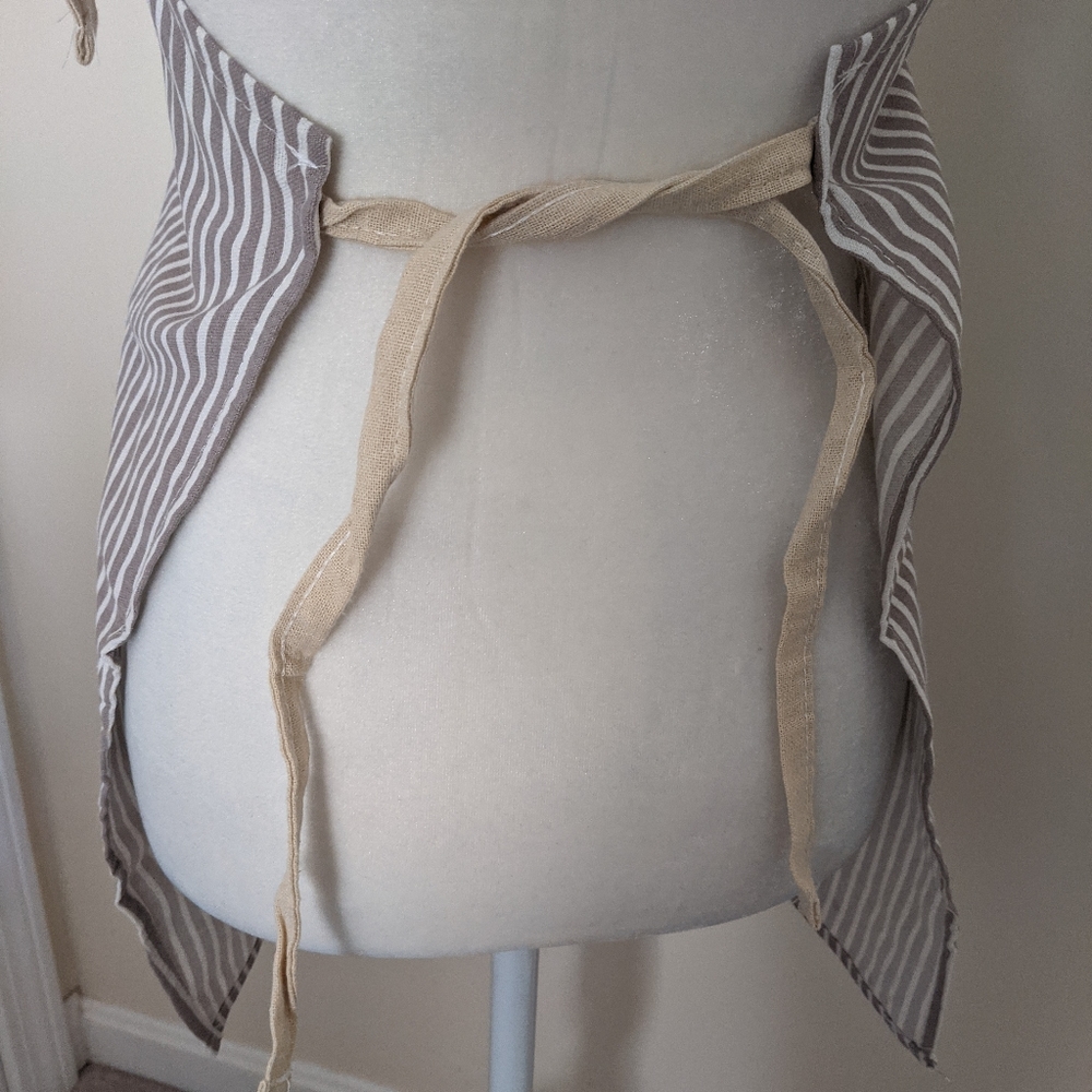 Aprons - Picture 4 of 6
